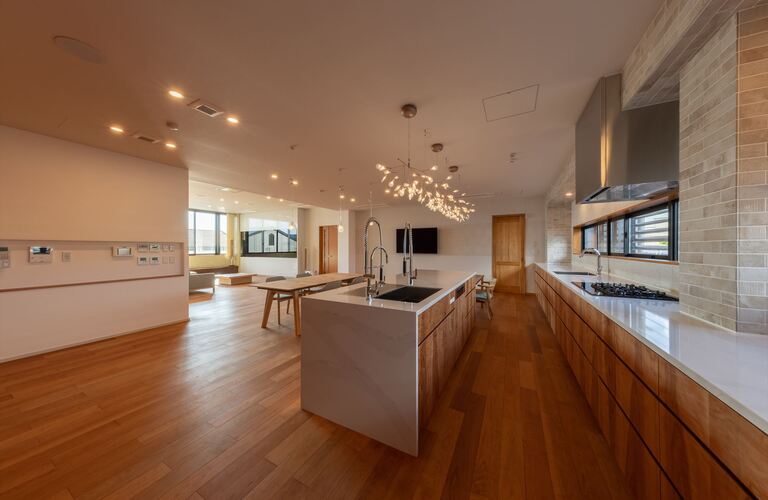 リラックスできるインテリア。オーダーキッチンのある生活　9kitchen